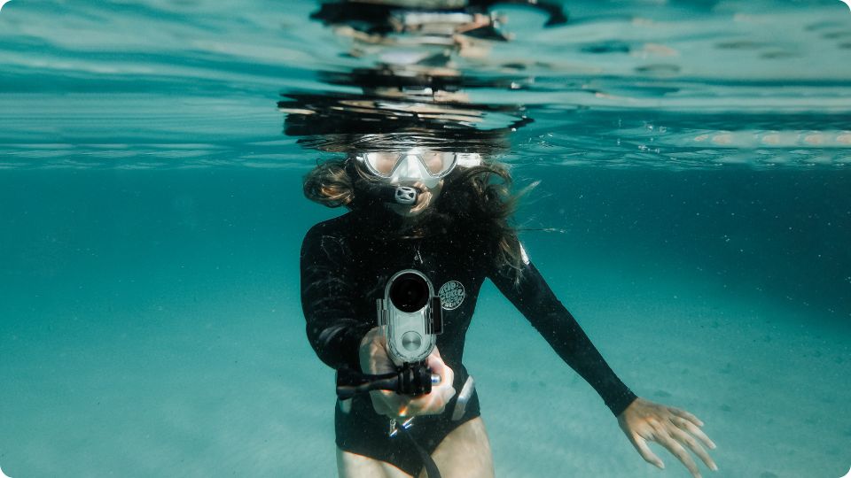 Nurek z kamerą zanurzony w wodzie
