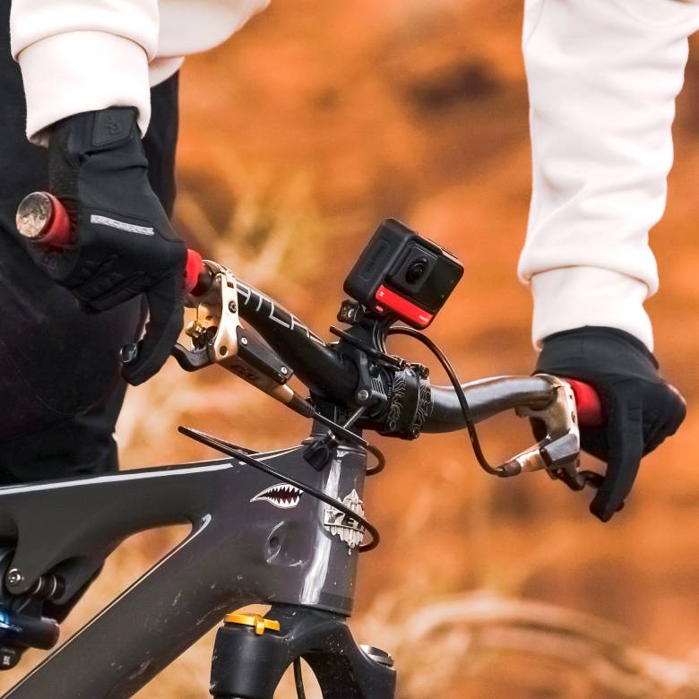 Kamera sportowa zamocowana na kierownicy roweru.