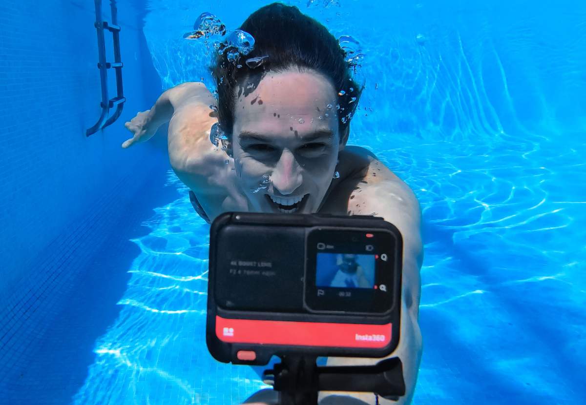 Człowiek pod wodą trzymający kamerę sportową