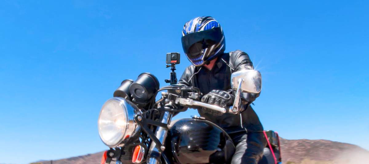 Motocyklista z kamerą sportową