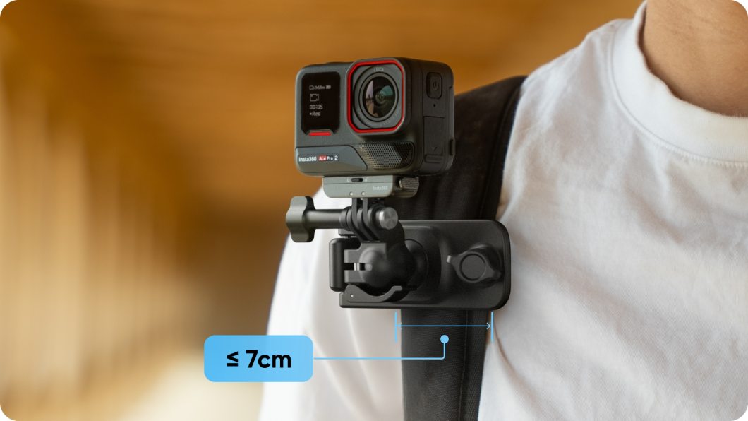 Insta360 Backpack Clip zamocowany na plecaku z kamerą Insta360 Ace Pro 2