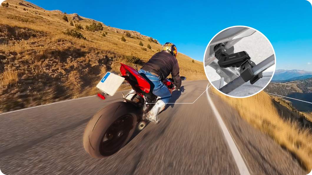 Insta360 Crab Clamp zamocowany z kamerą do motocykla