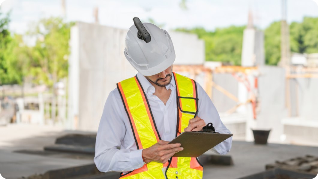 Insta360 Hard Hat Camera Mount Base osoba z kamerą zamocowaną na kasku ochronnym