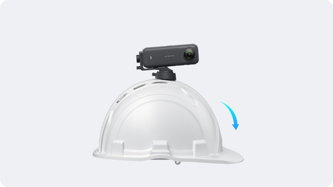 Insta360 Hard Hat Camera Mount Base zamocowana na kasku ochronnym wraz z kamerą Insta360 X4