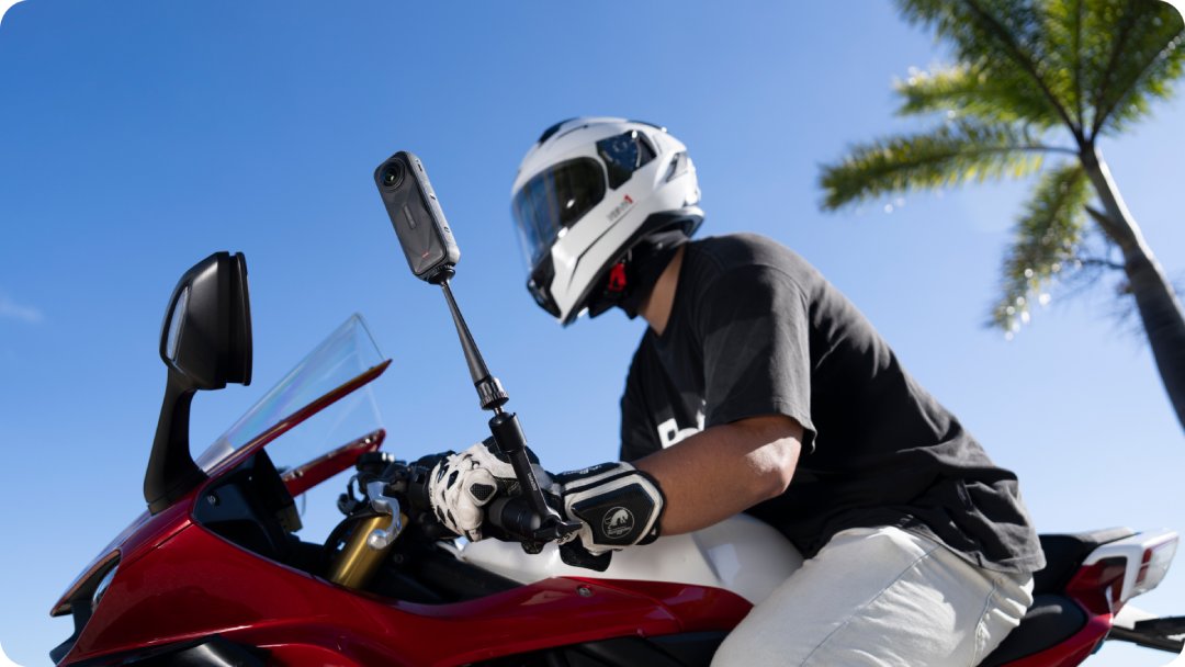Insta360 Motorcycle Magic Arm zamocowany z kamera do motocykla