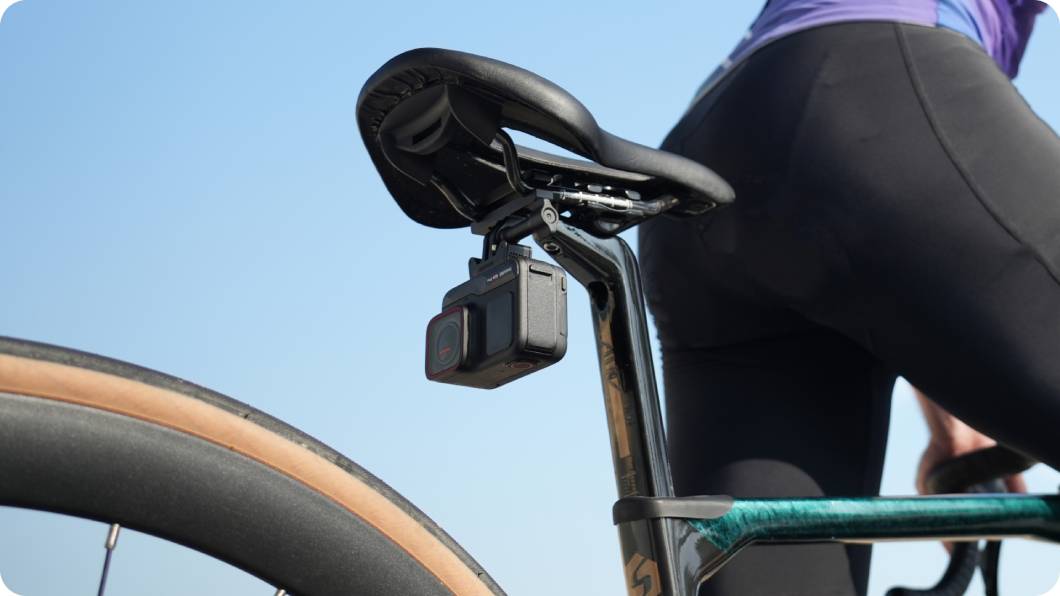 Insta360 Bike Seat Rail Mount zamocowana kamera pod siodełkiem