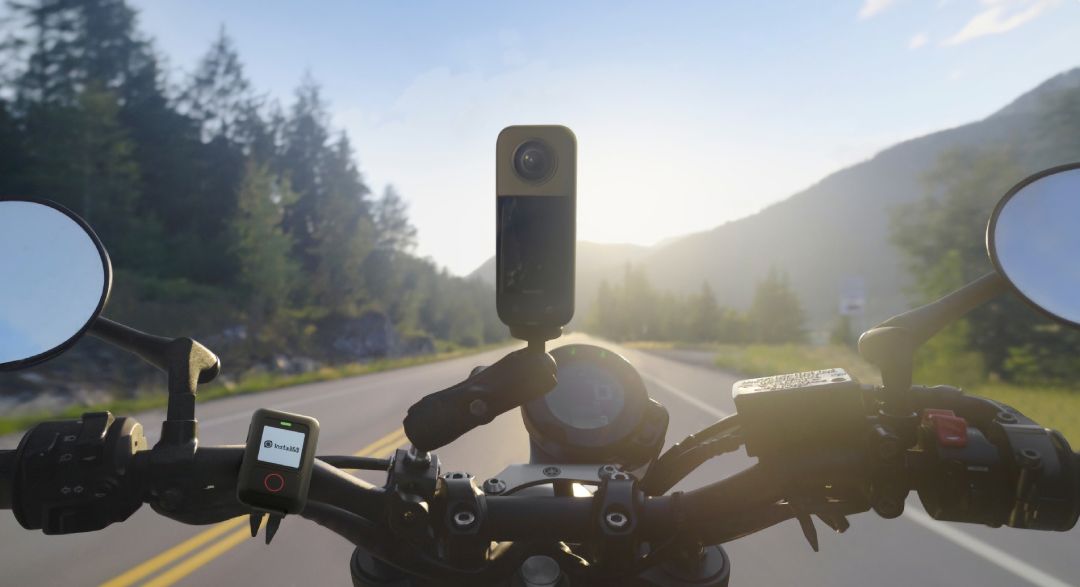Kamera oraz pilot GPS przymocowana do kierownicy motocykla