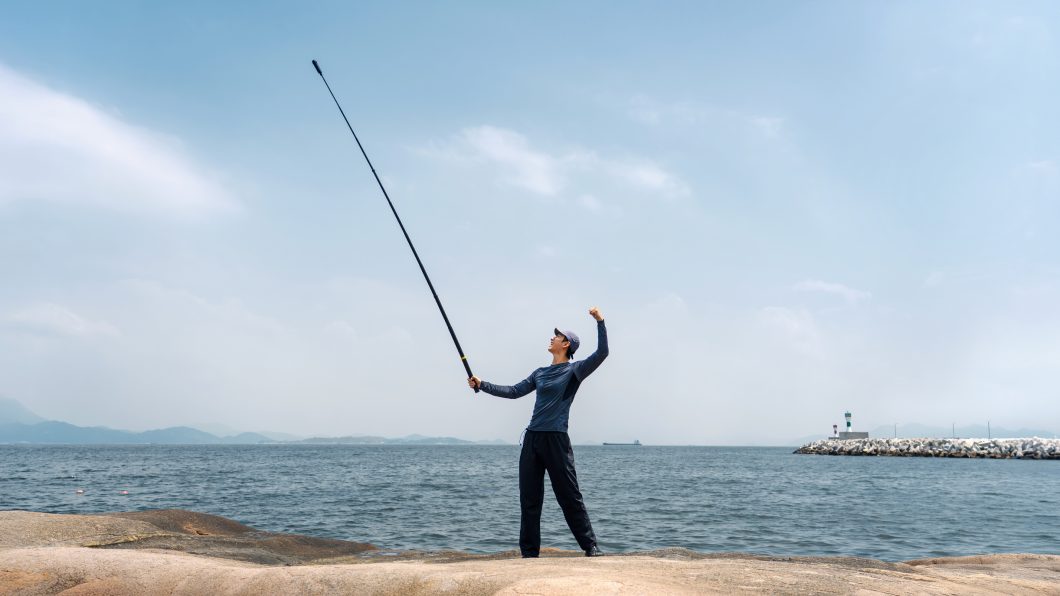 Insta360 X4 Air osoba trzymająca kamerę na długim kiju Selfie Stick