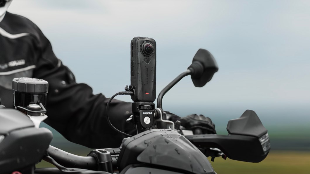 Insta360 X4 Air kamera zamocowana na motocyklu