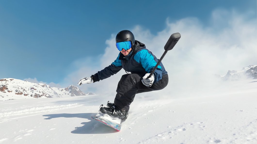 Insta360 X4 Air trzymana przez snowboardzistę