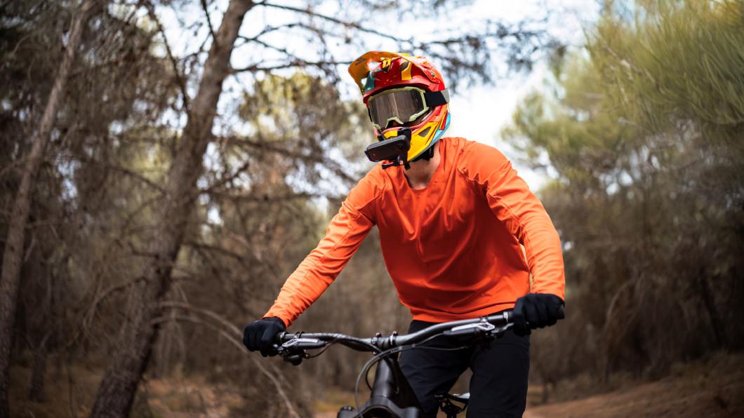 Insta360 X4 Air kamera zamocowana pod kaskiem