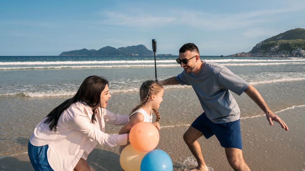 Insta360 X4 Air nagrywająca rodzinę